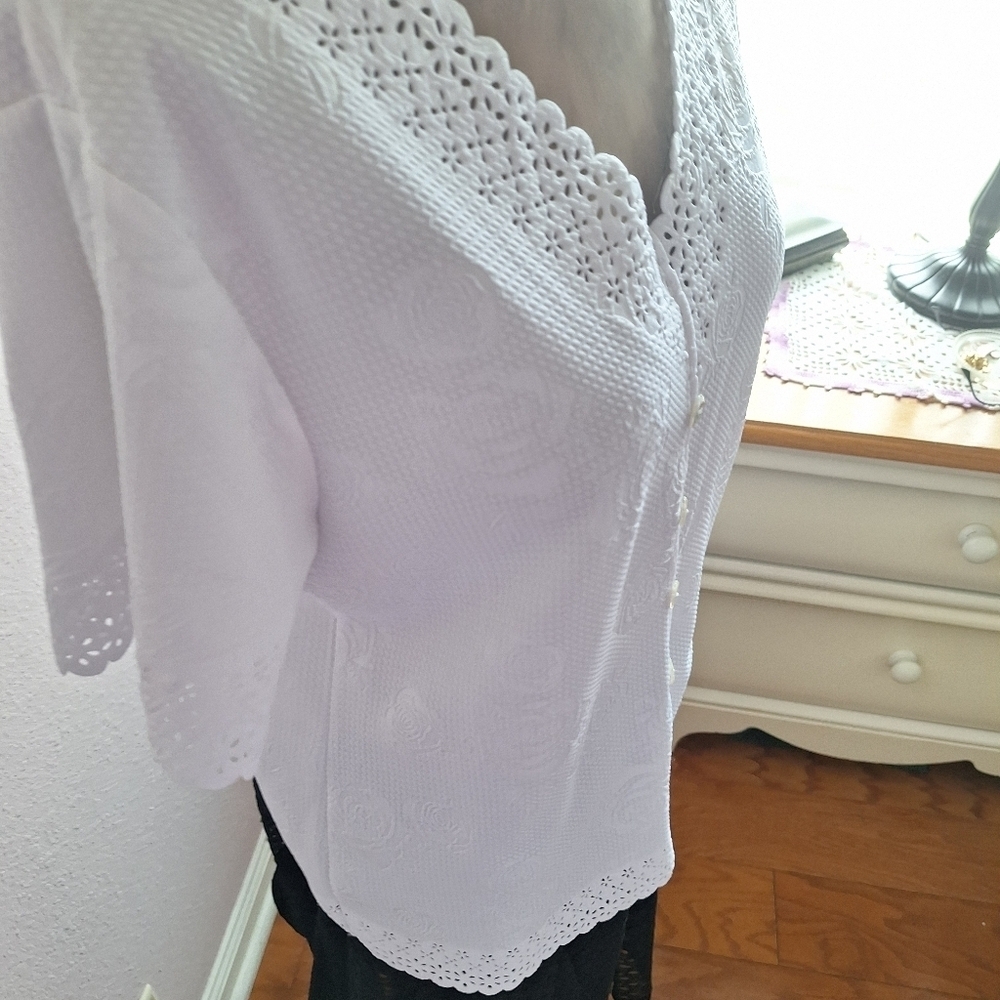 Chances R white PL Eyelet top - Picture 3 of 12